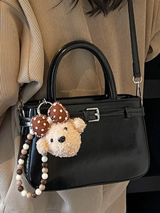 Sac à main en cuir verni noir avec breloque d'ours en peluche et bandoulière amovible
