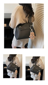Détail du sac cabas en cuir noir grainé avec boucle dorée et charm ours en peluche