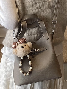 Sac seau en cuir grainé gris éléphant avec cadenas et adorable pendentif ours