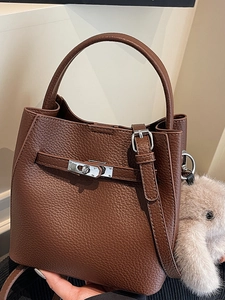 Sac seau en cuir marron grainé avec boucle argentée et pendentif en peluche