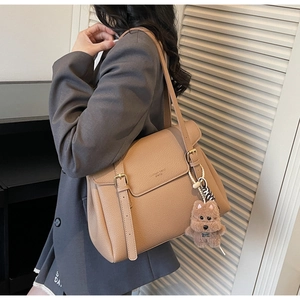 Détail du sac cabas camel avec texture litchi et bandoulière zébrée sur un modèle