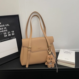 Détail du sac cabas en cuir grainé kaki avec rabat et breloque ours en peluche