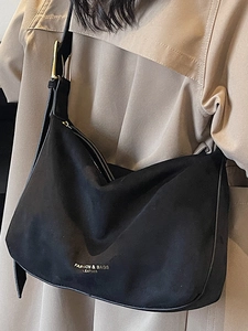 Schwarze Hobo-Tasche mit großem Fassungsvermögen, Goldaufdruck und verstellbarer Schnalle