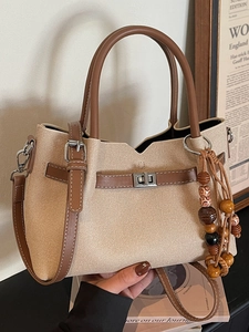 Sac à main tissé rétro avec garniture en cuir marron et breloque perlée, style vintage