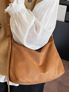 Braune Shopper-Tasche aus Wildleder-Optik mit goldenem Schriftzug und breitem Schultergurt