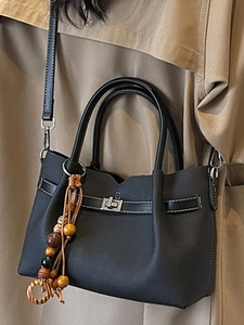 Grand sac cabas rétro en cuir noir avec boucle argentée et pampille de perles