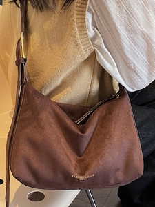 Schicke braune Wildleder Hobo-Tasche für Damen mit verstellbarem Gurt und Goldbeschlägen