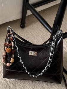 Sac à Épaule Chic Matelassé en Cuir PU pour Femmes Rétro Chaîne Sac Sous le Bras Sac Bandoulière avec Pendentif Amovible