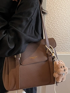 Sac cabas en cuir marron avec fermeture à rabat et pendentif ours en peluche mignon