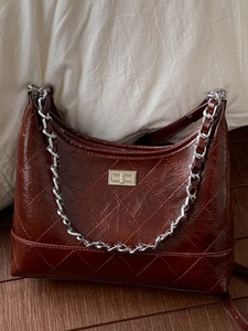 Sac à bandoulière matelassé marron avec chaîne et fermoir métallique pour femmes