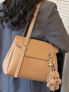 Grand sac cabas en cuir kaki à grain litchi avec boucle dorée et breloque chien