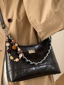 Sac hobo matelassé en cuir marron foncé avec chaîne argentée et charm de perles colorées