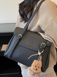 Grand sac cabas noir en cuir grainé pour femme avec un joli pendentif ours en peluche