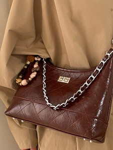 Sac à bandoulière marron matelassé avec chaîne argentée et bandoulière en perles colorées