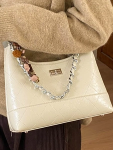 Sac beige matelassé chic avec chaîne en perles colorées et fermoir argenté