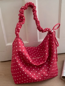 Borsa hobo in tela rossa a pois con tracolla arricciata e grande capacità