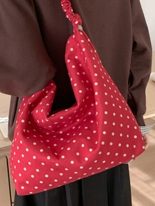 Borsa tote in tela rossa a pois bianchi con elegante tracolla arricciata di moda