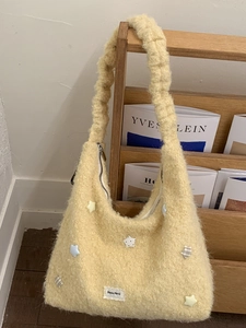 Borsa tote in peluche giallo chiaro con toppe a stella e tracolla morbida in lana finta