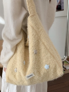 Borsa tote chic in lana color crema con toppe a stella e morbido tessuto teddy