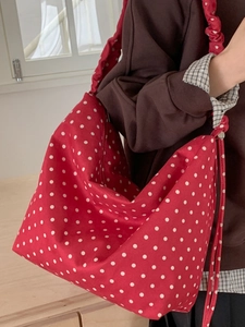 Grande borsa tote in tela rossa a pois bianchi da donna con stile minimal casual