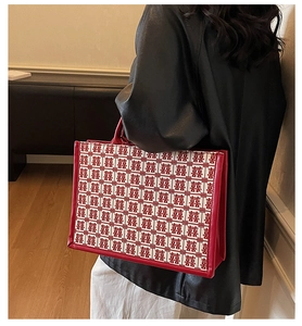 Détail macro du sac cabas festif rouge avec motif double bonheur et bordure en cuir