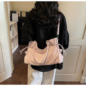 Detailansicht der rosa Leder-Tragetasche mit Tunnelzug und verstellbarem Gurt