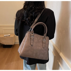 Gros plan du sac à bandoulière en cuir PU mat beige avec garniture en métal argenté