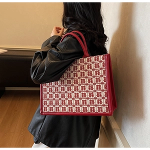 Détail du sac cabas en toile rouge et crème avec motif traditionnel chinois du Double Bonheur