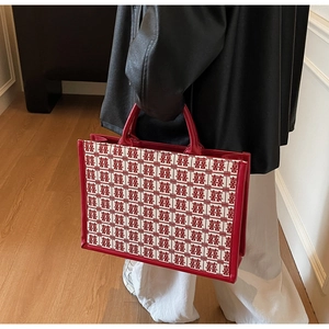 Détail du sac de mariage rouge orné de broderies traditionnelles de double bonheur