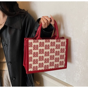 Détail de ce sac fourre-tout rouge festif avec motif traditionnel Double Happiness de mariage