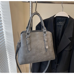 Grand sac cabas gris vintage en similicuir avec boucles sur présentoir chic