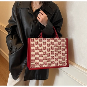 Détail du motif jacquard chinois double bonheur sur le sac cabas rouge