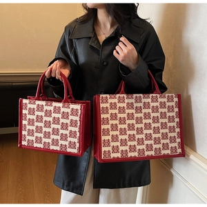 Détail des grands et petits sacs cabas de mariage rouges avec jacquard de caractère Xi