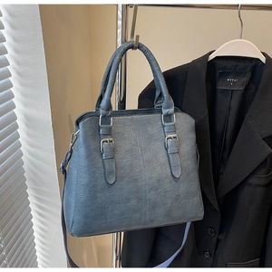 Vue macro détaillée du cuir PU bleu à texture rétro et de la boucle sur le sac à main