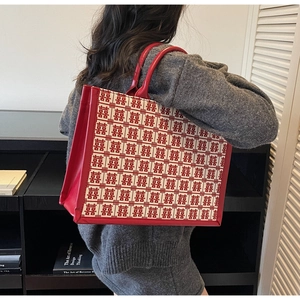 Mannequin portant un grand sac cabas festif rouge et blanc avec motif de double bonheur