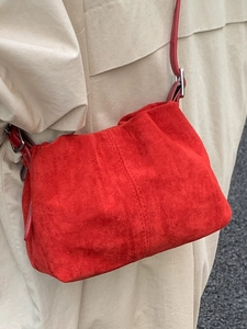 Sac à bandoulière rouge en daim pour femme avec une élégante texture plissée