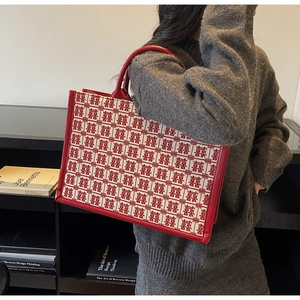 Détail du sac cabas festif rouge avec double poignée et motif traditionnel Xi brodé