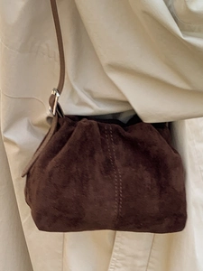 Sac bandoulière minimaliste en daim marron avec design plissé et boucle argentée