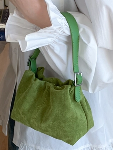 Sac à main plissé en daim vert avocat avec bandoulière réglable et boucle argentée