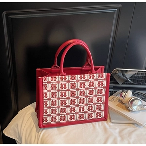 Détail d'un cabas en toile rouge avec motif festif chinois de double bonheur