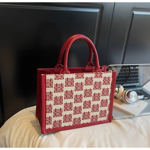 Détail du sac de mariage rouge avec jacquard Double Bonheur et poignées en cuir élégantes