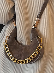 Sac croissant marron foncé en daim avec chaîne dorée et bandoulière en cuir souple