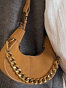 Sac demi-lune chic marron caramel en cuir texturé avec une chaîne dorée élégante