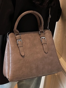 Sac à main marron en similicuir avec texture grainée et boucles argentées, vue de face