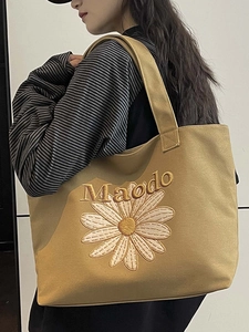 Grand sac cabas en toile kaki avec broderie marguerite et inscription Maodo élégante