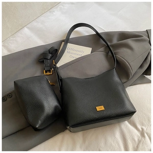 Détails du sac seau noir en cuir à motif litchi avec pochette assortie et plaque dorée