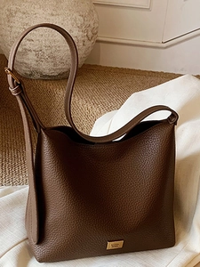Sac seau élégant en cuir grainé marron avec logo doré et bandoulière réglable