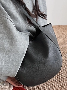 Minimalist black pebble leather tote bag with large capacity and shoulder strap