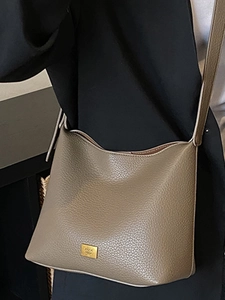 Sac seau minimaliste kaki en cuir grainé avec logo doré pour femmes