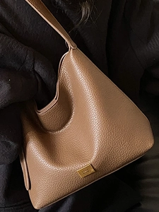 Sac seau en cuir camel texturé litchi avec logo doré et large bandoulière d'épaule